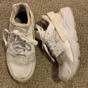 White nike huarache size 10